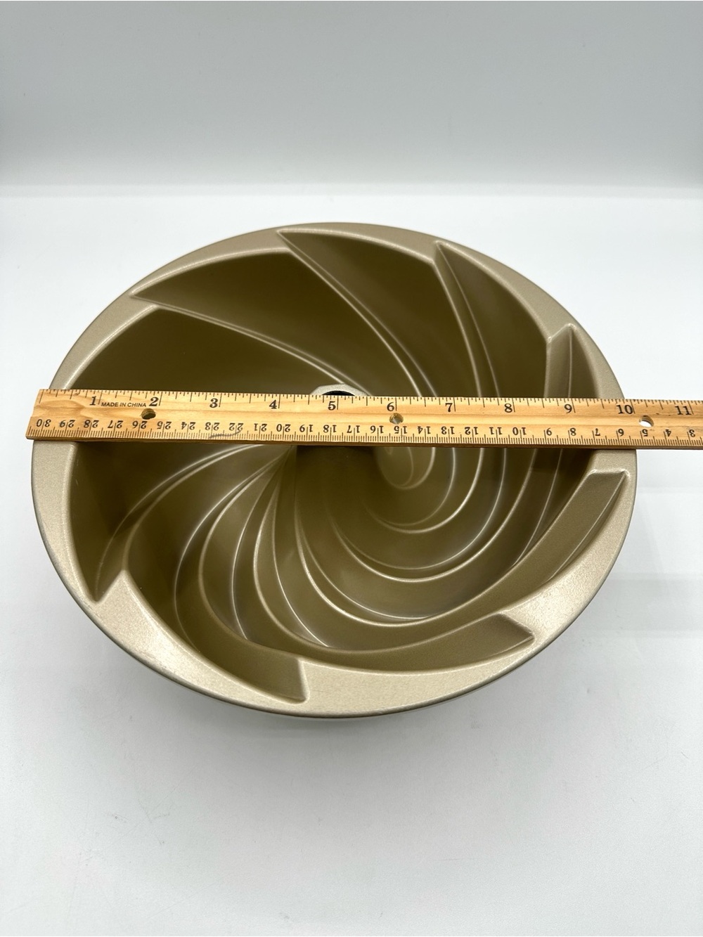 Nordic Ware Heritage Bundt Pan. 10 cup - Picture 8 of 14